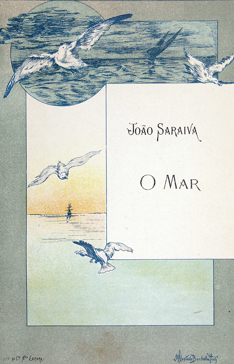 Duas gaivotas em grande plano e barco no horizonte ao por do sol - capa da obra O Mar (1889), de João Saraiva, com ilustração de Manuel Gustavo Bordalo Pinheiro